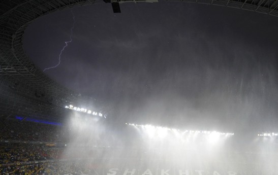 2012欧洲杯组图:雷鸣暴雨助法国2比0轻取乌克