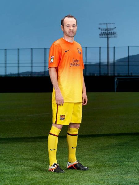 巴萨宣布新赛季客场球衣 4年回归柠檬色暗示新